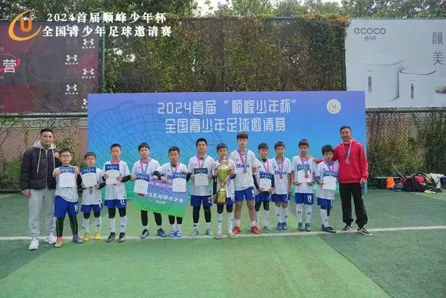 见义勇为与体育激情交融：盐城队主场迎来英雄们的加油助威